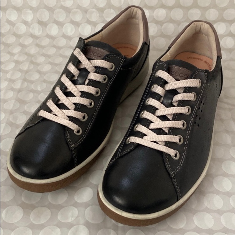 Ecco women's sneakers, made of genuine leather, size 8, made in Indonesia.